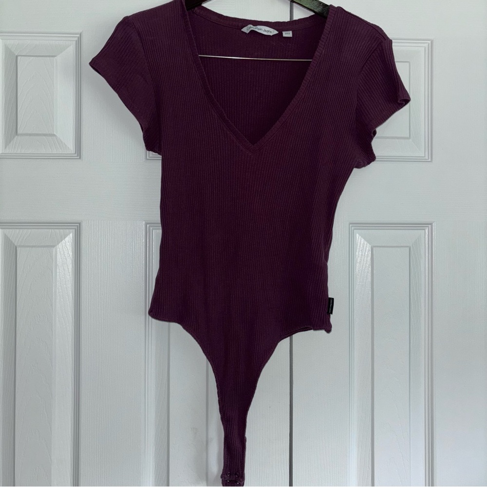 Calvin Klein Jeans Women’s Tan & Purple V-Neck Short Sleeve Bodysuit XL